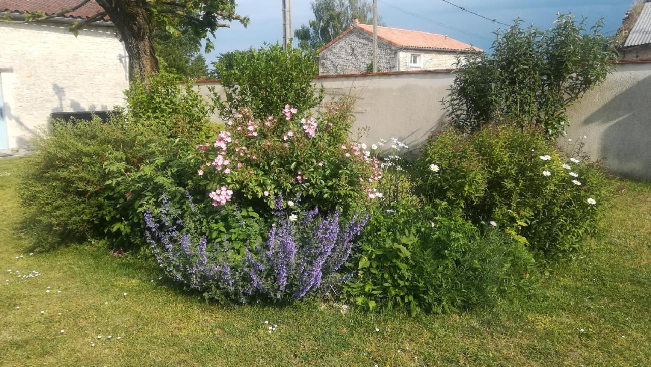 Gîte et chambres d'hôtes Le Chêne Billault Pouant Extérieur photo