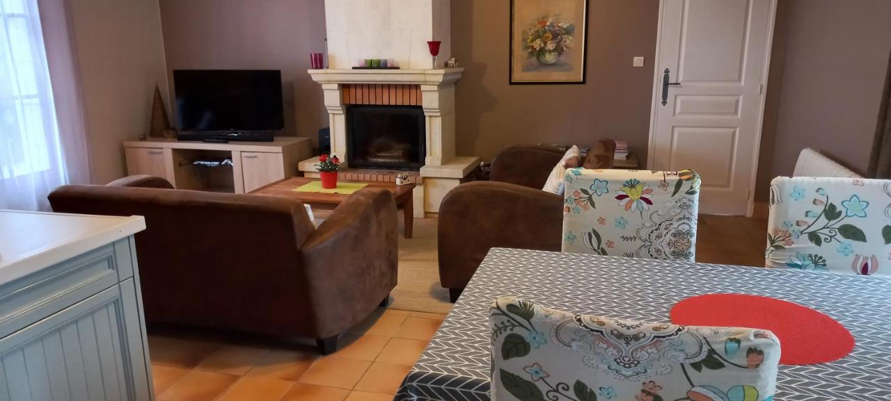 Gîte et chambres d'hôtes Le Chêne Billault Pouant Extérieur photo